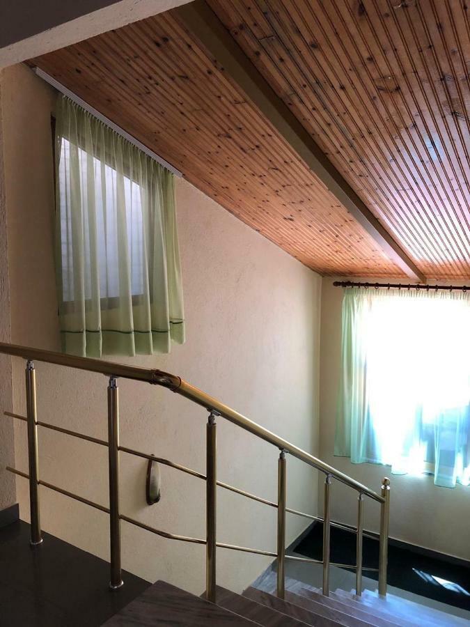 Vila Deni Tushemisht Екстериор снимка