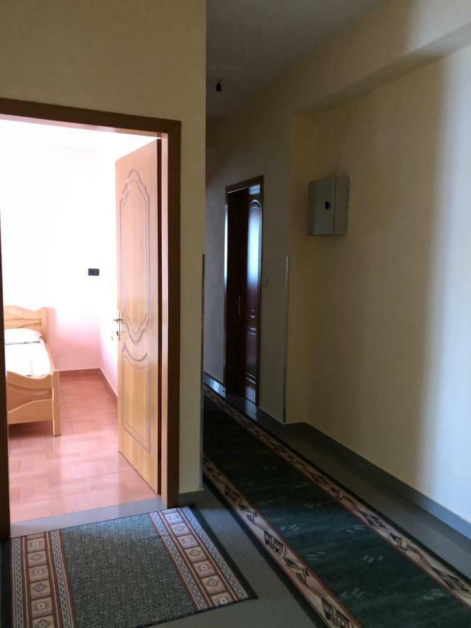 Vila Deni Tushemisht Екстериор снимка